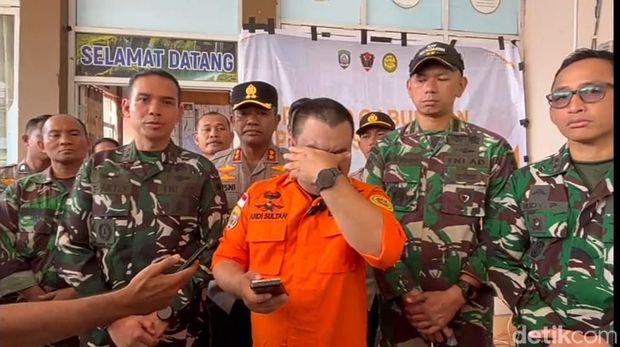 Tangis haru personel SAR usai seluruh korban kecalakaan pesawat ATR 42-500 ditemukan.