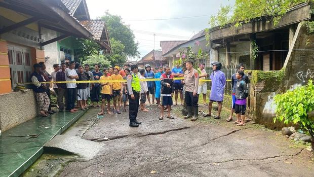 Tebing Sungai Kupang di Desa Krompeng, Kecamatan Talun, Pekalongan, longsor, Jumat (23/1/2026). Dua rumah terdampak.