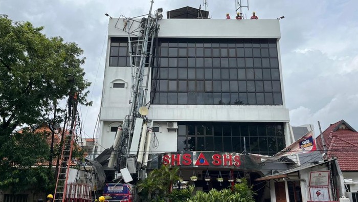 Tower Provider di Surabaya Roboh, Arus Lalin Jalan Joyoboyo Ditutup