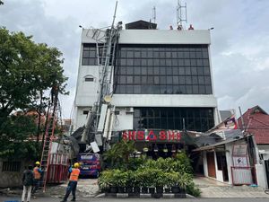 Tower Provider di Surabaya Roboh, Arus Lalin Jalan Joyoboyo Ditutup
