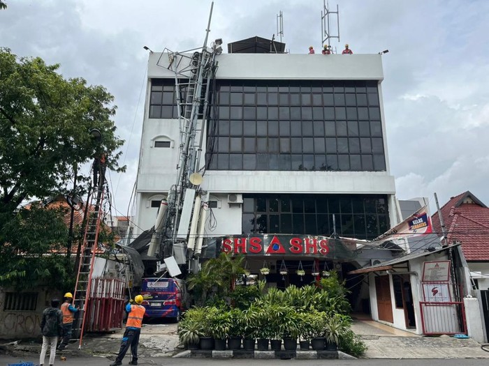 Tower Ambruk di Joyoboyo Surabaya, Proses Evakuasi Masih Berlangsung