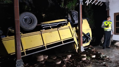 Truk berpelat nomor DK 8154 TE dengan muatan batako terjun ke jurang sedalam 7 meter di wilayah Desa Bugbug, Karangasem, Bali, Kamis (22/1/2026). (Foto: Dok. Satlantas Polres Karangasem)