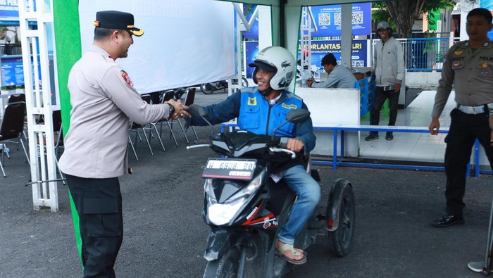 Senyum Disabilitas Lulus Ujian SIM D Bonus Helm Gratis di Polres Gresik