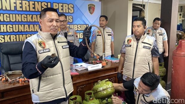 Ungkap kasus penyalahgunaan gas LPG subsidi di Kantor Ditreskrimsus Polda Jateng, Semarang, Jumat (23/1/2026).