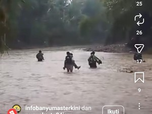 Viral Emak-emak Banyumas Gendong Anak Terjang Sungai demi Antar ke Sekolah