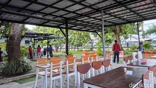 Warga berhamburan saat dengar suara ledakan yang diduga bersumber dari gardu listrik tepat di dekat cafe Kinta, jalan Langko Mataram, Jumat petang tadi (23/1/2026). (Foto: Ahmad Viqi/detikBali).