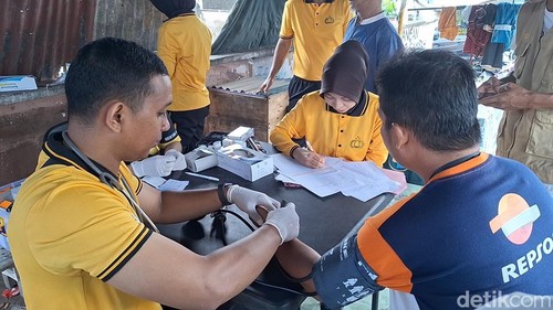 Warga Lingkungan Bugis, Ampenan, saat melakukan pengecekan kesehatan, Jumat (23/1/2026)