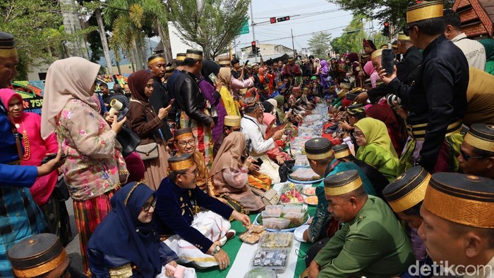 Warga tumpuh ruah makan bersama di jalanan Kota Palopo memperingati Hari Jadi Luwu ke-758.