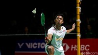 Setelah jeda, Alwi tetap menjaga konsistensi. Serangan-serangan cepat serta kontrol permainan yang matang membuat Chi Yu Jen kembali kesulitan mengimbangi ritme. Alwi terus menambah poin dan akhirnya mengunci kemenangan gim kedua 21-12.
