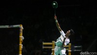 Memasuki gim kedua, Chi Yu Jen sempat mencoba bangkit. Pebulu tangkis Taiwan itu membuka perolehan angka lebih baik dan sempat memimpin 5-3. Namun, Alwi tak butuh waktu lama untuk membalikkan keadaan. Ia meningkatkan tempo permainan dan kembali menekan hingga berbalik unggul 11-6 saat interval gim kedua.