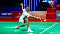 Pada gim pertama, Alwi langsung mengambil kendali permainan. Ia unggul cepat dan menutup interval dengan keunggulan 11-5. Tekanan tanpa henti membuat Chi Yu Jen kesulitan keluar dari tekanan. Selepas interval, Alwi semakin menjauh hingga memimpin 17-8 sebelum akhirnya menutup gim pertama dengan skor telak 21-11.