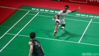 Tunggal putra Indonesia Alwi Farhan tampil atraktif saat mengalahkan Chi Yu Jen dari Taiwan di semifinal Indonesia Masters 2026 yang berlangsung di Istora Senayan, Jakarta, Sabtu (24/1/2026).