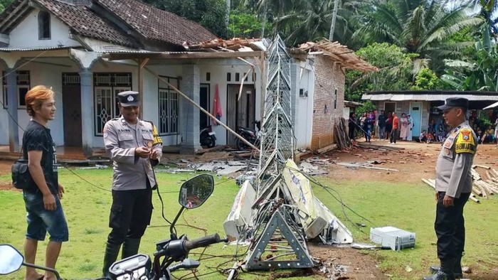 Angin Kencang Mengamuk di Trenggalek