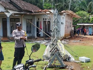 Angin Kencang di Trenggalek: 2 Tower Roboh, Puluhan Rumah Rusak, 1 Tewas