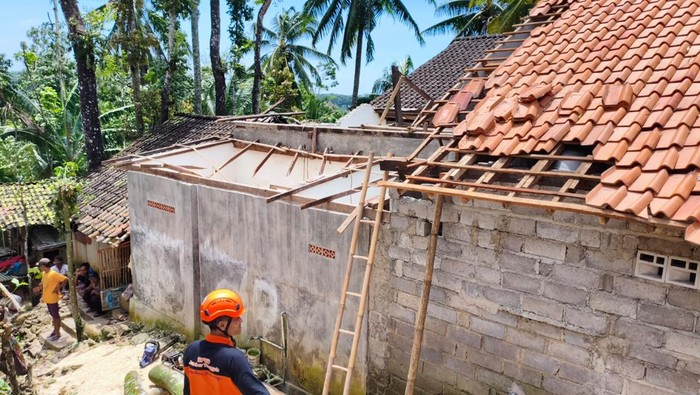 Angin kencang terjang Jember bikin rumah rusak