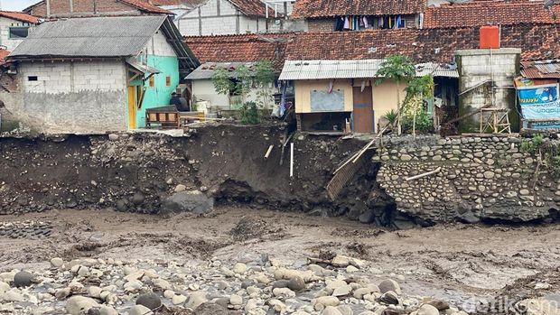 Banjir bandang Brebes Rumah pinggiran kali keruh pascabanjir bandang.