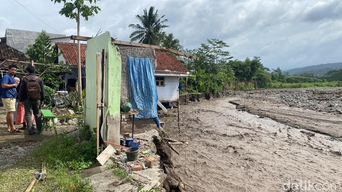 Rumah pinggiran kali keruh pascabanjir bandang.