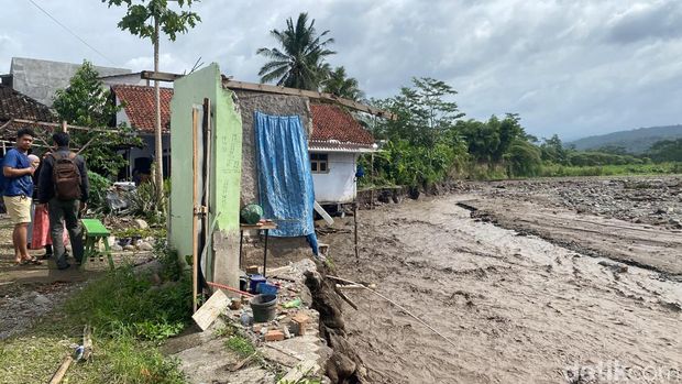 Rumah pinggiran kali keruh pascabanjir bandang.