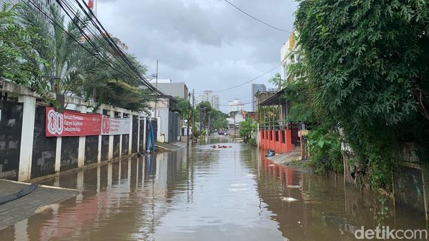 Banjir di Petogogan Jaksel Mulai Surut, Petugas Bersihkan Sampah di Sungai