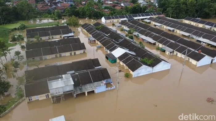 Banjir menggenangi perumahan di Ciasem, Subang