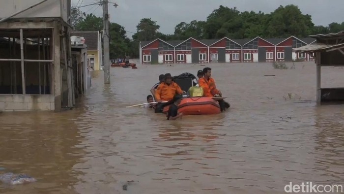 Banjir menggenangi perumahan di Ciasem, Subang