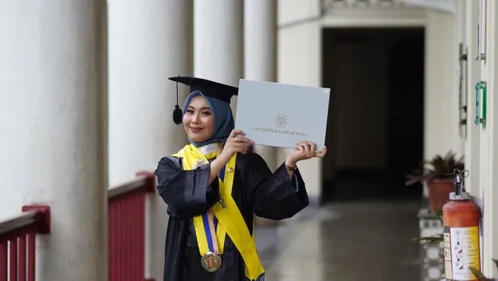 Baru 22 Tahun, Tria Sofie Sudah Lulus S2 dari UGM
