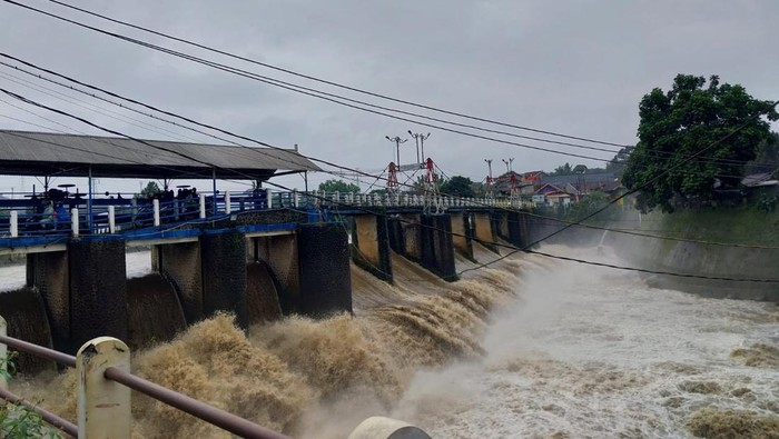 Hujan Sejak Pagi, Tinggi Air Bendung Katulampa Masih Siaga 4