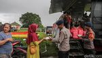 Brimob Dirikan Dapur Lapangan untuk Bantu Korban Banjir di Bekasi