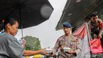 Brimob Dirikan Dapur Lapangan untuk Bantu Korban Banjir di Bekasi