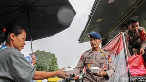 Brimob Dirikan Dapur Lapangan untuk Bantu Korban Banjir di Bekasi