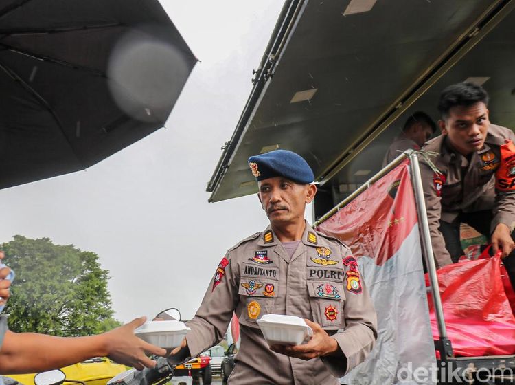 Brimob Dirikan Dapur Lapangan untuk Bantu Korban Banjir di Bekasi