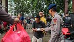 Brimob Dirikan Dapur Lapangan untuk Bantu Korban Banjir di Bekasi