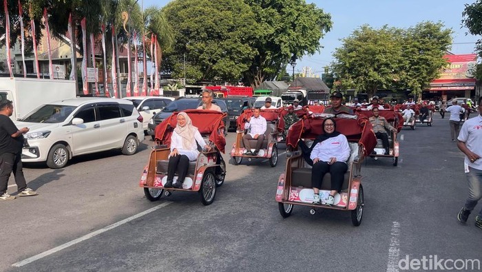 Bupati Banyuwangi Ipuk Fiestiandani saat mendampingi Wakil Ketua Umum Yayasan Gerakan Solidaritas Nasional (GSN) Nanik S Deyang menjajal Becak Listrik