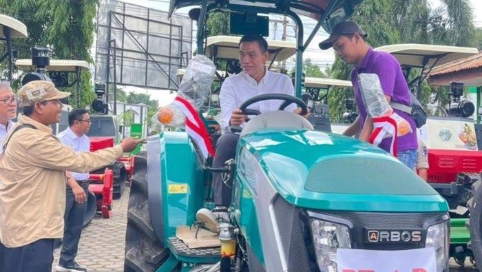 Bupati Batang Hari Jambi Fadhil Arief saat serahkan alsintan buat petani