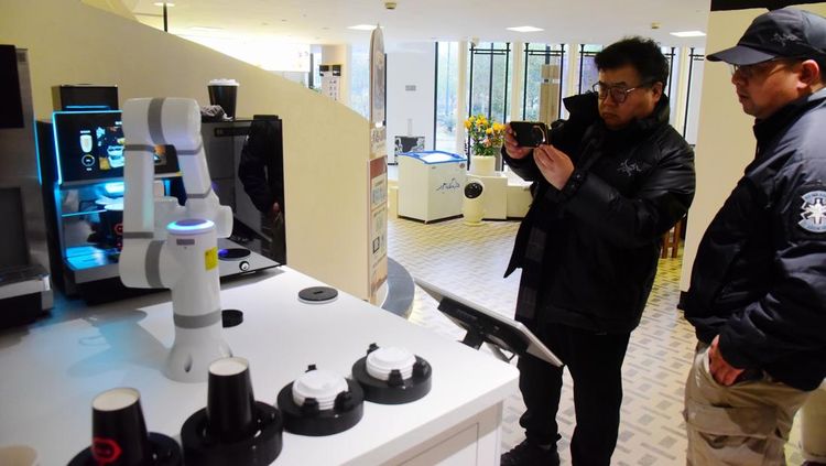 Canggih! Robot AI di Restoran Ini Mahir Racik Makanan Sehat