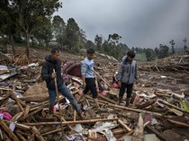 Dedi Mulyadi Janjikan Relokasi dan Santunan Korban Longsor di KBB