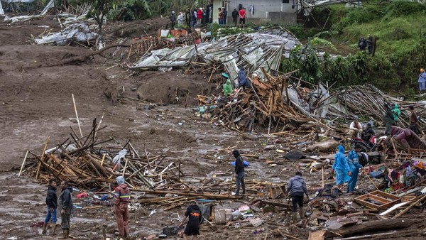 Longsor Terjang Cisarua Bandung Barat, Puluhan Rumah Tertimbun dan Puluhan Warga Hilang