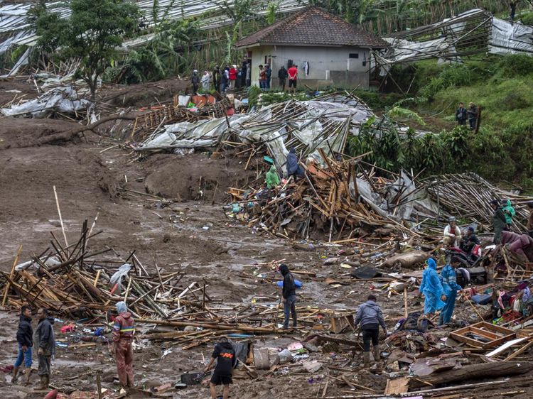 Longsor Terjang Cisarua Bandung Barat, Puluhan Rumah Tertimbun dan Puluhan Warga Hilang