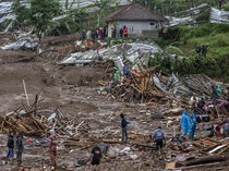 Longsor Terjang Cisarua Bandung Barat, Puluhan Rumah Tertimbun dan Puluhan Warga Hilang