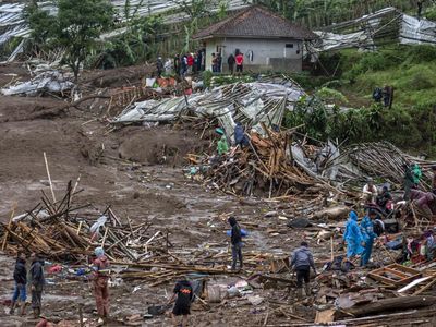 Longsor Terjang Cisarua Bandung Barat, Puluhan Rumah Tertimbun dan Puluhan Warga Hilang