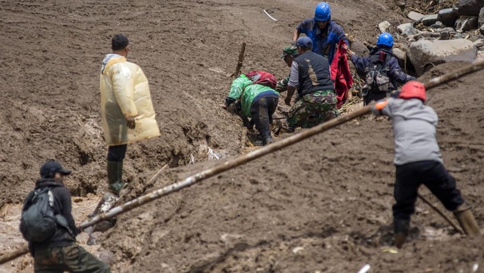Cuaca Buruk Hambat Evakuasi Korban Longsor Cisarua Bandung Barat