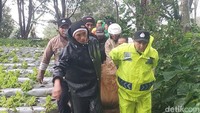 Proses pencarian korban terkendala oleh cuaca ekstrem dan hujan deras, yang memaksa tim SAR menghentikan pencarian sementara serta menghambat penggunaan drone di lokasi.
