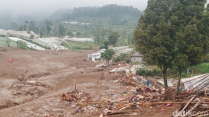 Evakuasi korban longsor di Cisarua, Kabupaten Bandung Barat