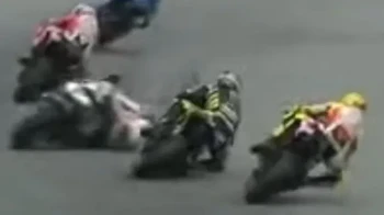 oto pembalap MotoGP Marco Simoncelli, diambil beberapa saat sebelum kecelakaan tragisnya. Setelah kecelakaan, Simoncelli dilarikan ke rumah sakit sirkuit di mana staf medis melakukan CPR selama 45 menit. Sayangnya, sekitar pukul 16:56 waktu setempat, kurang dari satu jam setelah kejadian, diumumkan bahwa Simoncelli telah meninggal dunia akibat luka-lukanya. Foto: Boredpanda