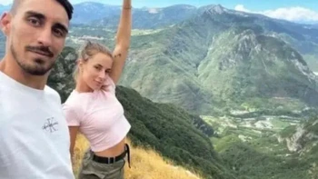 Di saat-saat terakhir sebelum kejatuhannya yang tragis, Andrea Mazzetto dan pasangannya mengambil foto ini. Beberapa detik kemudian, dalam upaya putus asa untuk mengambil ponselnya yang terjatuh, ia kehilangan keseimbangan dan jatuh dari ketinggian lebih dari 600 kaki. Foto: Boredpanda