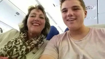 Ini Gary Slok, sedang berfoto selfie dengan ibunya sesaat sebelum penerbangan mereka dari Amsterdam pada Juni 2014. Tragisnya, beberapa jam kemudian, pesawat mereka, Malaysian Airlines Penerbangan MH17, ditembak jatuh. Seluruh 298 penumpang dan awak pesawat kehilangan nyawa. Foto: Boredpanda