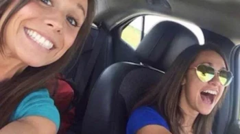 Foto selfie ini mengabadikan Collette Moreno dan temannya, Ashley Theobald, beberapa saat sebelum tragedi terjadi. Diambil hanya beberapa menit sebelum kecelakaan fatal, foto ini merupakan pengingat yang menyayat hati tentang ketidakpastian hidup. Collette kehilangan nyawanya 5 minggu sebelum hari pernikahannya, meninggalkan kisah sukacita yang berubah menjadi kesedihan. Foto: Boredpanda