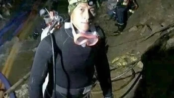 Ini adalah foto terakhir Saman Gunan, mantan anggota SEAL Angkatan Laut Thailand yang secara tragis kehilangan kesadaran dan meninggal dunia saat kembali dari misi mengantarkan tabung oksigen kepada 12 anak laki-laki dan pelatih sepak bola mereka, yang terjebak di kompleks gua Tham Luang yang terendam banjir pada tahun 2018. Foto: Boredpanda