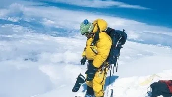 Marco Siffredi, seorang pemain snowboard, difoto sesaat sebelum ia memulai aksi nekat menuruni Gunung Everest pada tahun 2002. Tragisnya, ia menghilang selama upaya tersebut, dan jasadnya tidak pernah ditemukan. Foto: Boredpanda