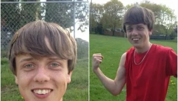 Dalam sebuah insiden yang memilukan, Garret Miller yang berusia 15 tahun mengalami cedera fatal di lapangan sepak bola setelah berpose untuk foto ini. Saat melakukan pull-up di mistar gawang, struktur tersebut roboh dan menimpa kepalanya. Foto: Boredpanda